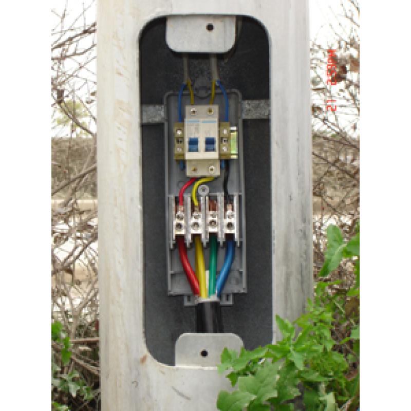 室外电缆埋地0.7m敷设至路灯灯杆基础,然后接至路灯接线盒.