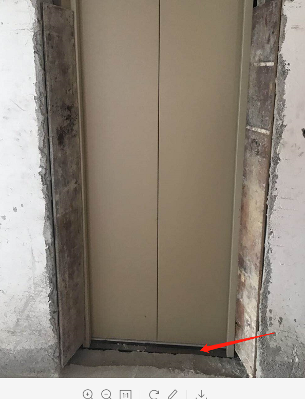 老师因为这个电梯门是按照在电梯门洞开口里面的这就导致了电梯门下口