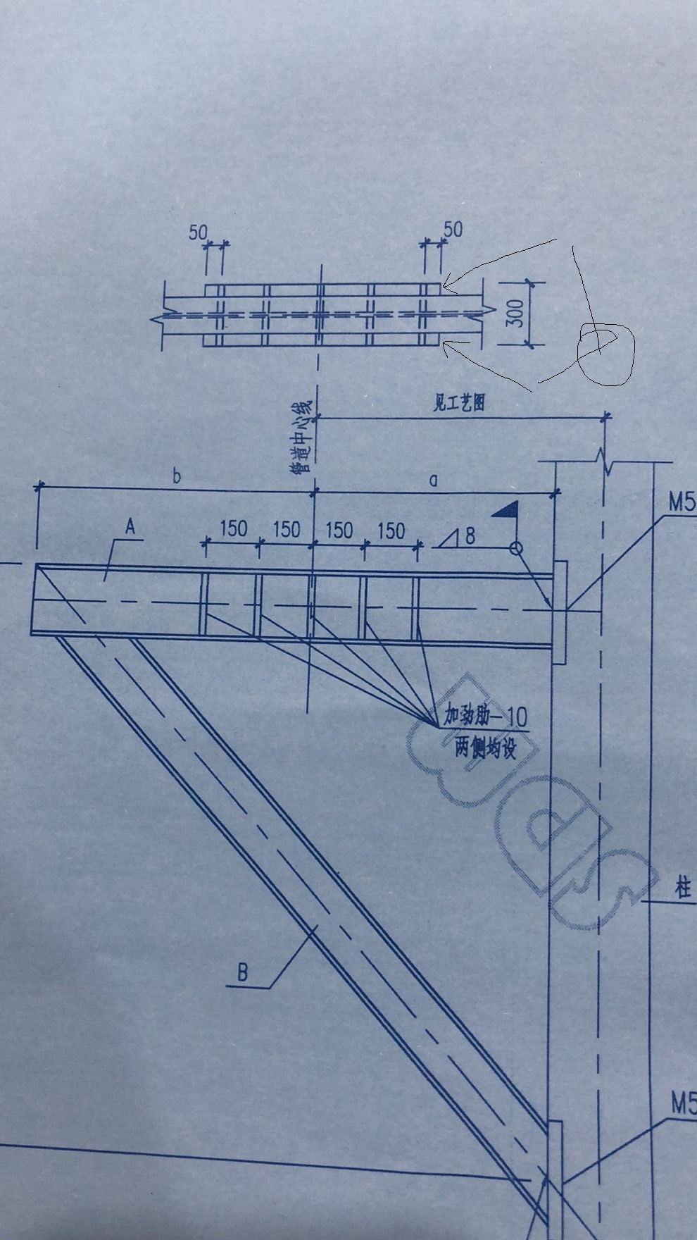 钢支架的加劲肋,如图就是简单的支架,箭头指的部分是什么呢?