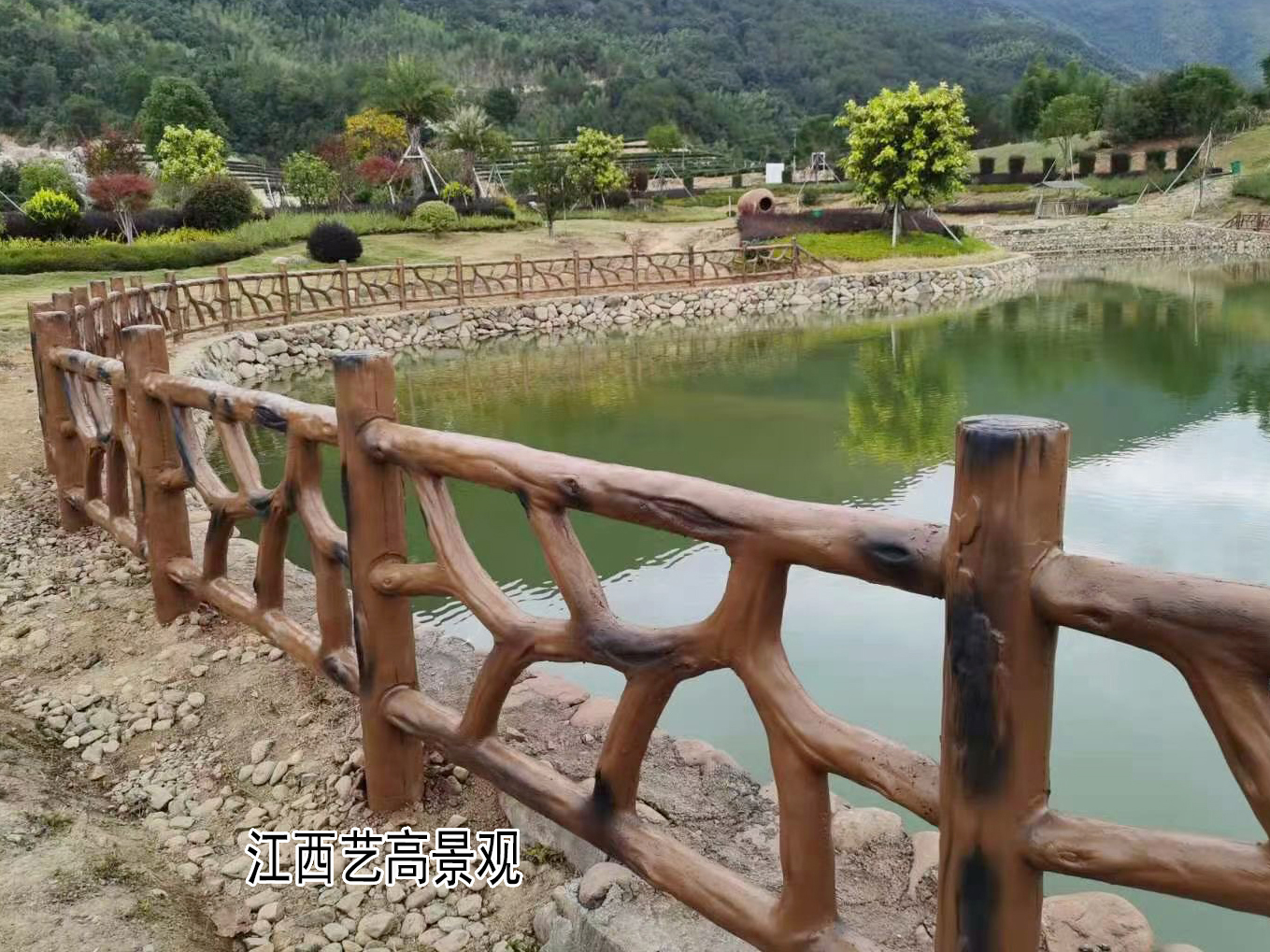 水泥仿木栏杆材料怎么挑选?防木护栏厂家价格不同区别