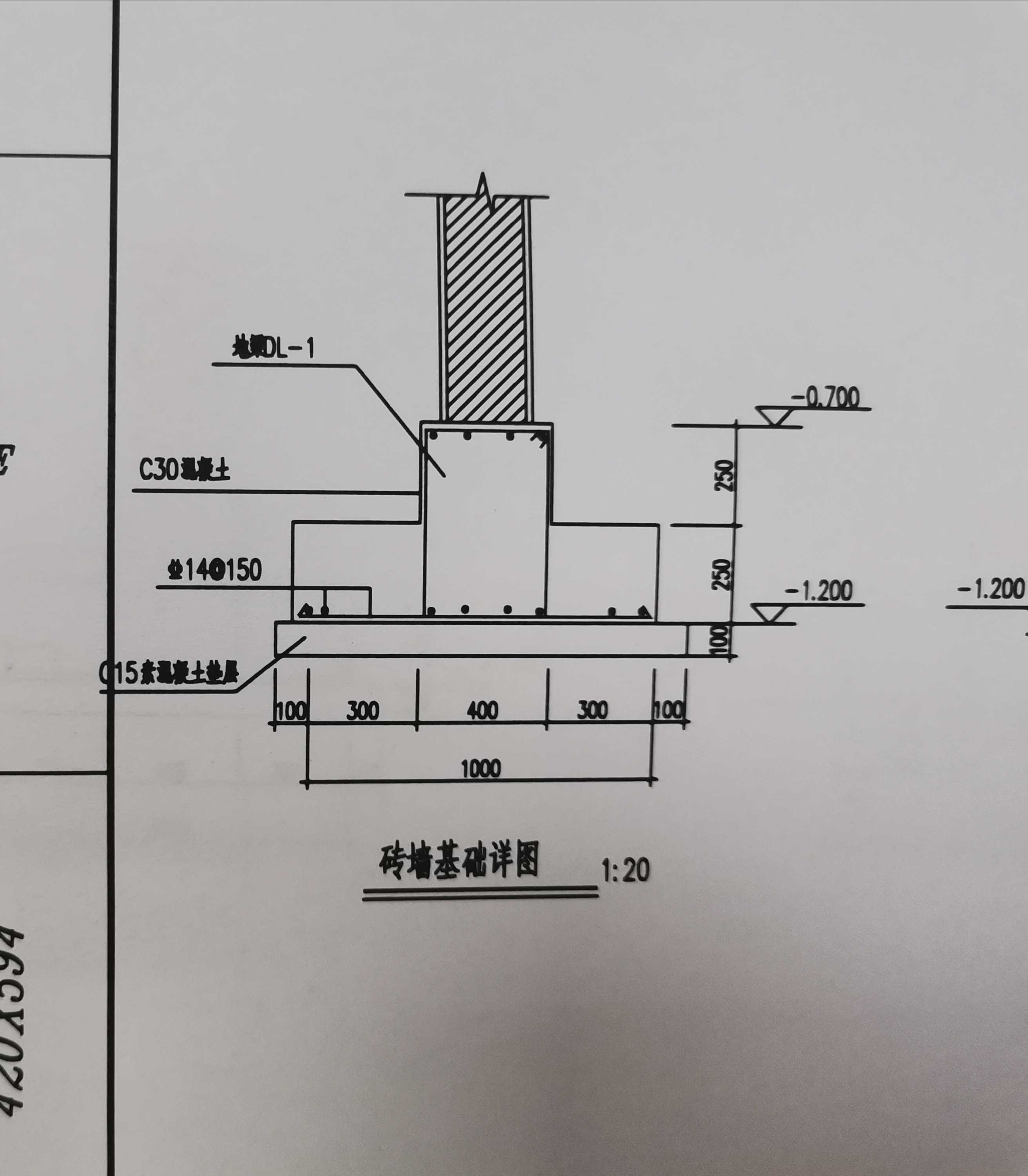 请问图1的砖墙基础在图2平面图中的哪个位置