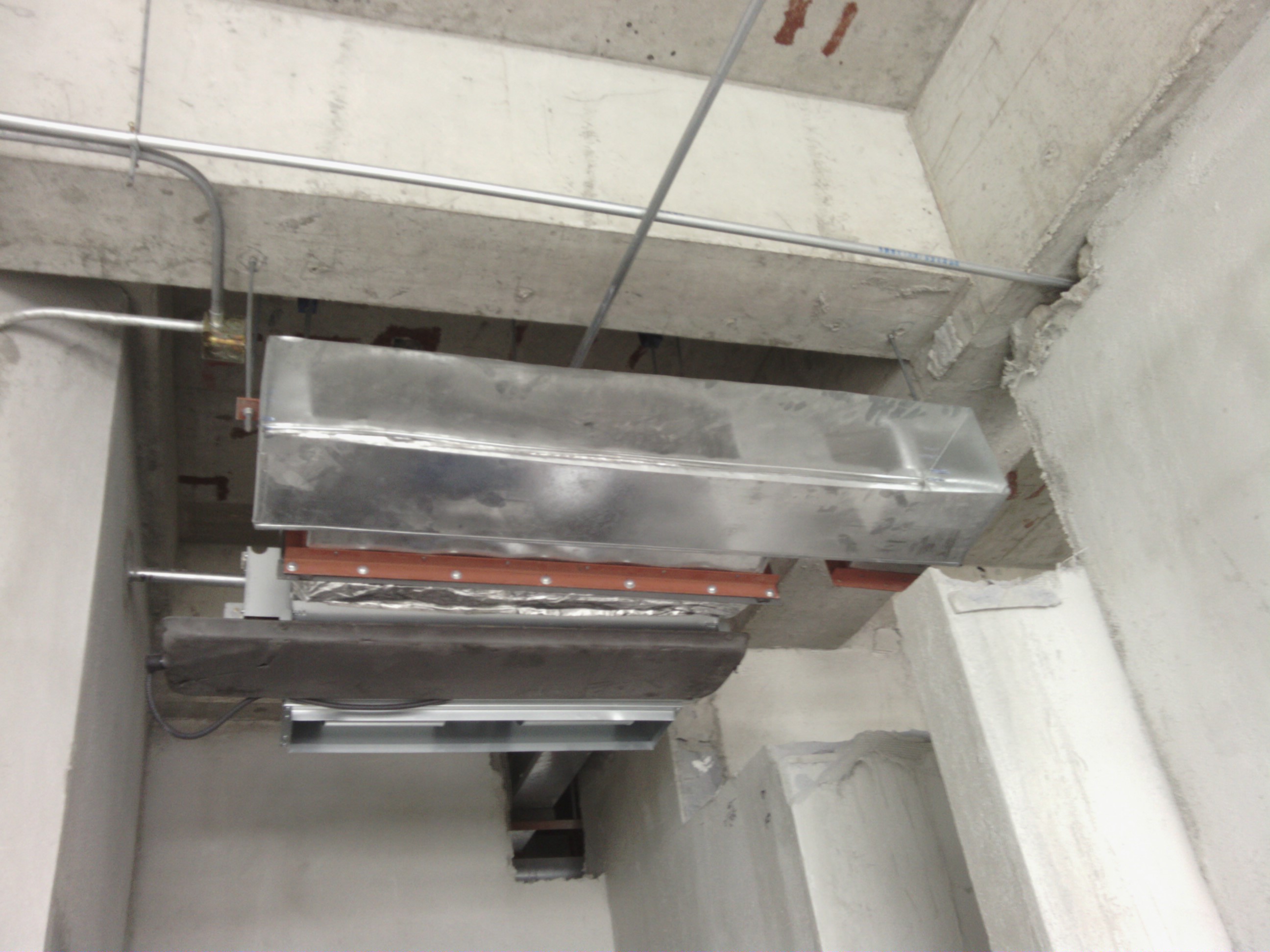 问下风机盘管后面这块算是静压箱