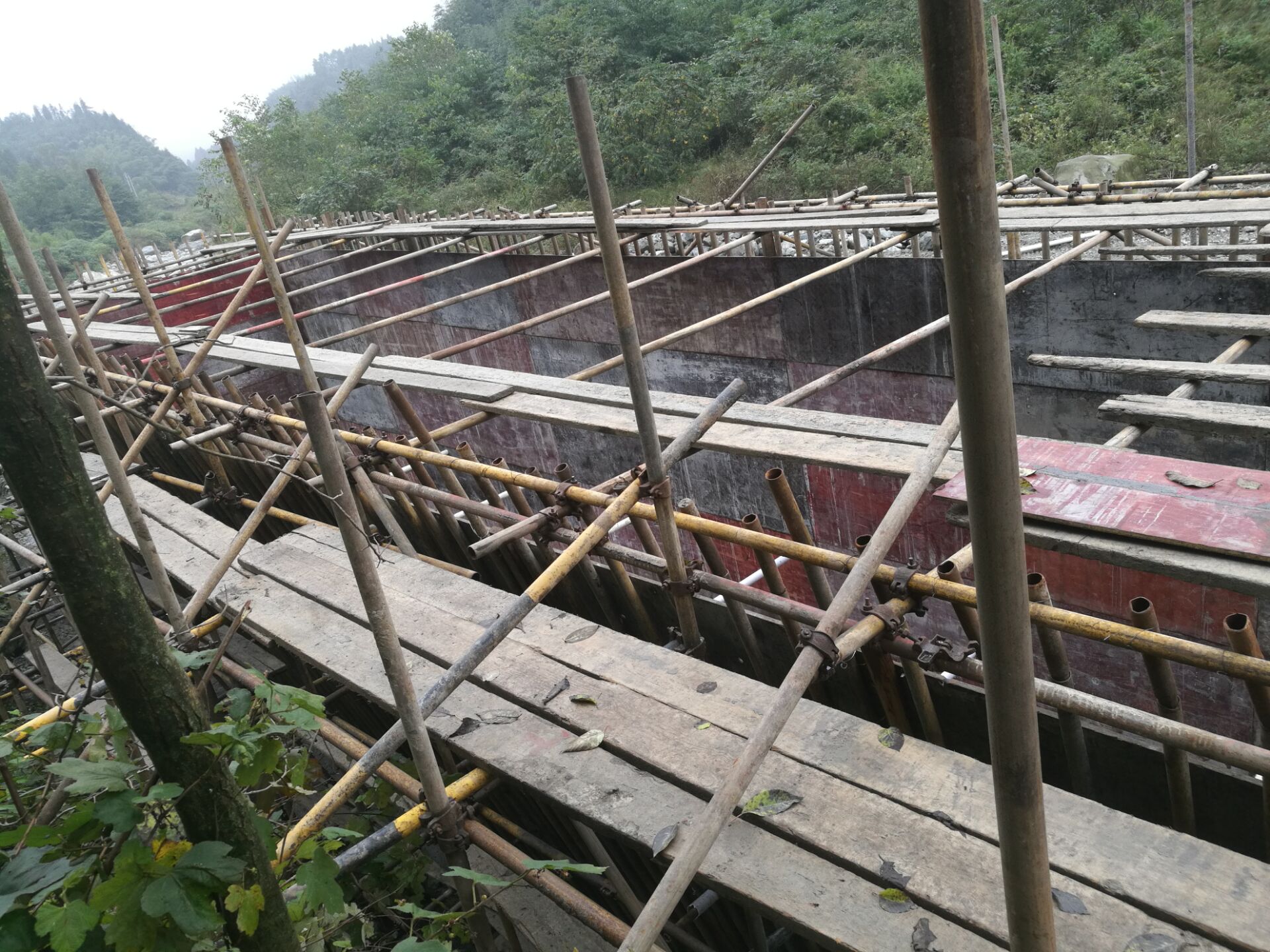 这个是什么类型的脚手架用于混凝土挡墙支模板挡墙高11m