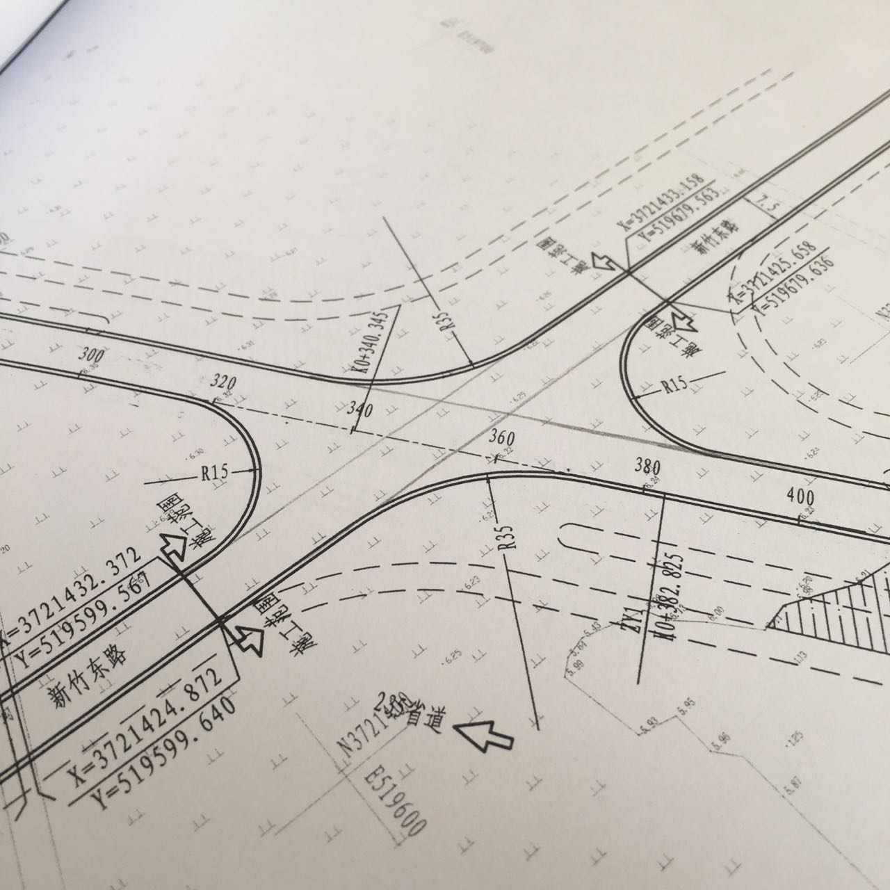 斜交道路交叉口面积如何计算