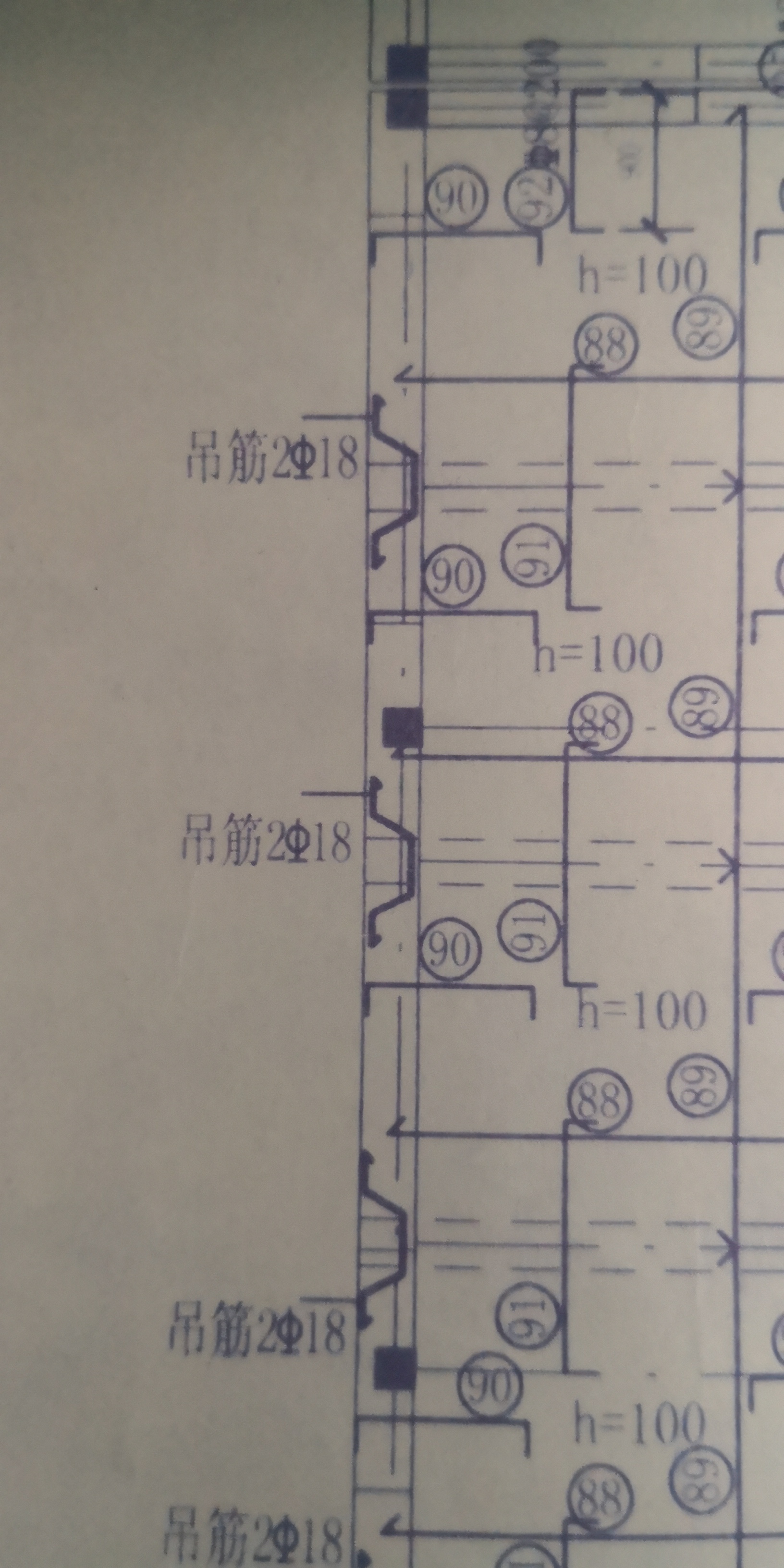 图上的梁为圈梁,上面的吊筋如何布置在圈梁上?