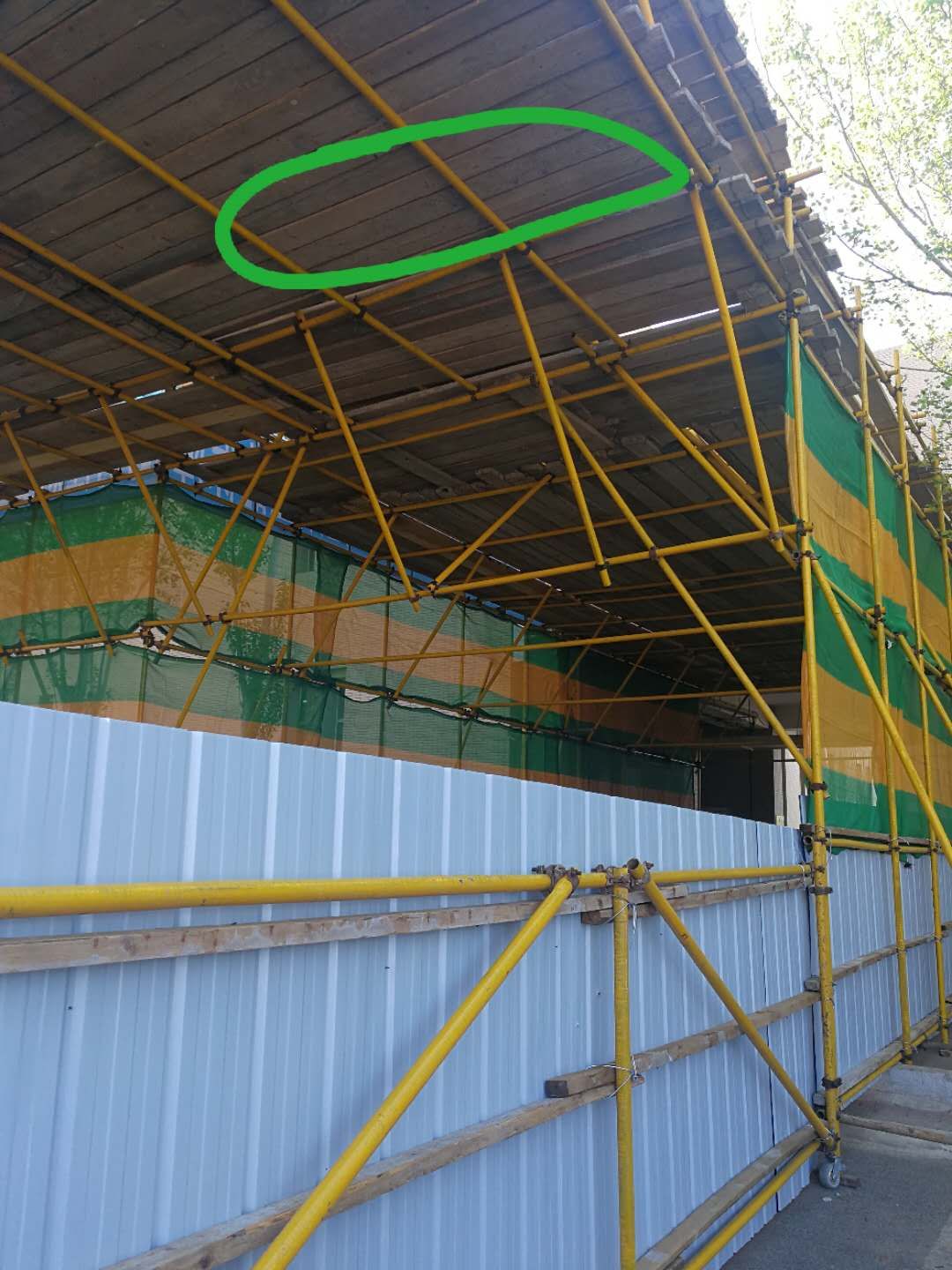 防护棚里,脚手架套了双排脚手架,通道顶棚采用双层防护,这个顶棚应该