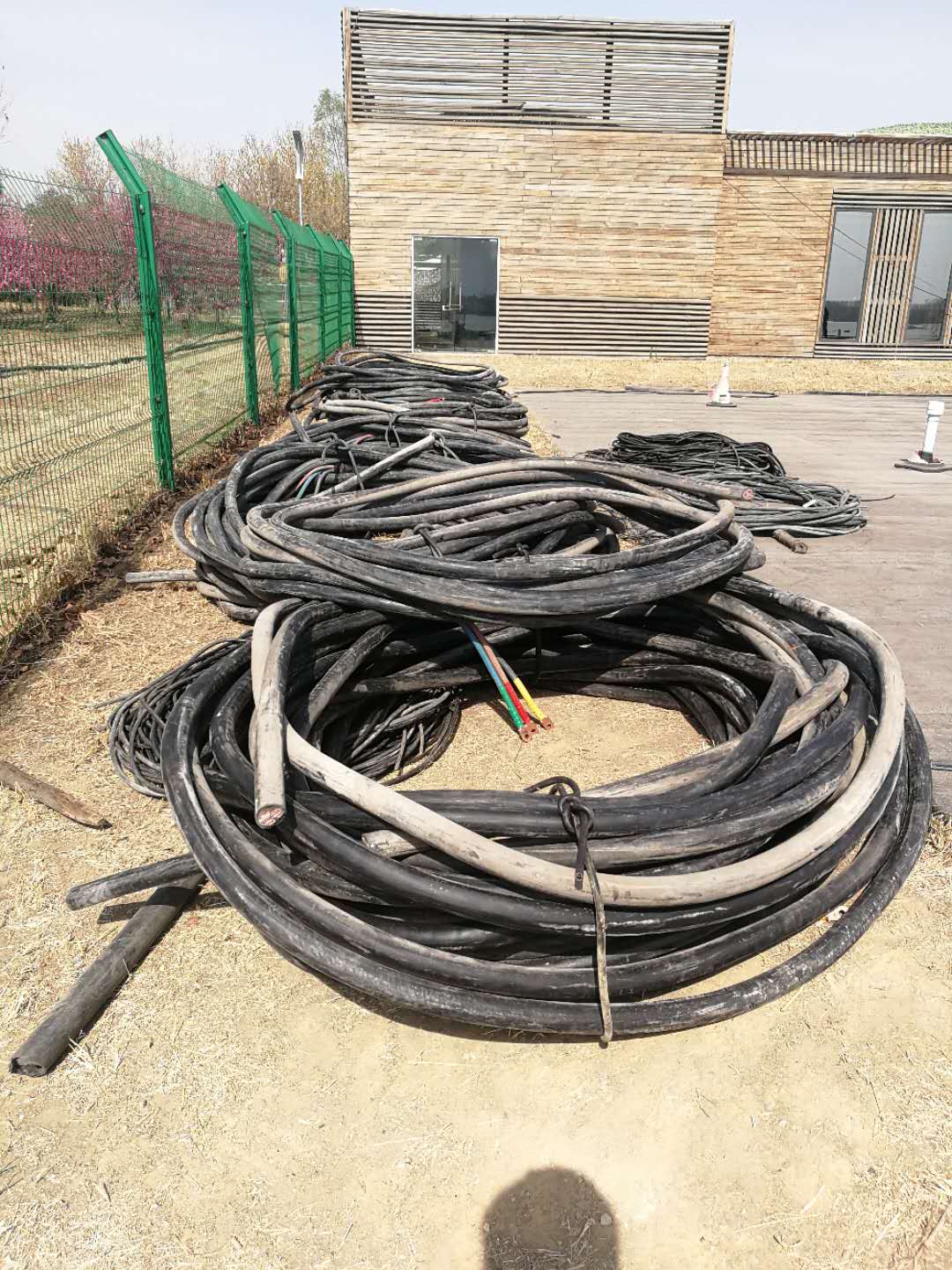 帮我瞅瞅这根电缆像是多粗的?