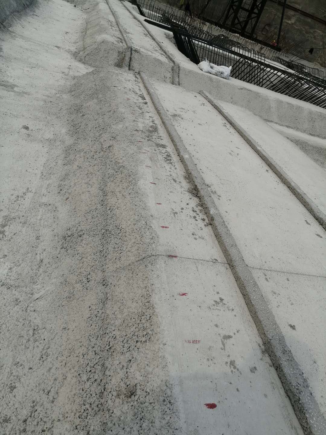 两侧