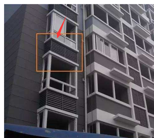 请问下图摸灰百叶内没做只做百叶外和板厚立面和窗框外是套飘窗板还是