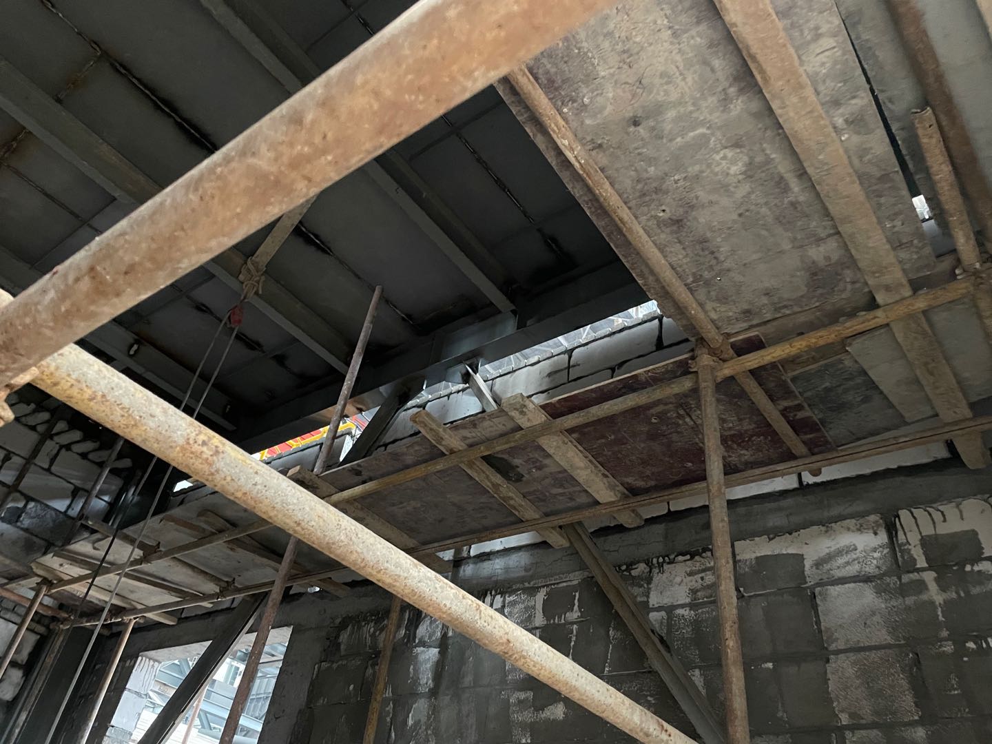 请问这个墙梁连接如图位置如何收口砌筑顶层