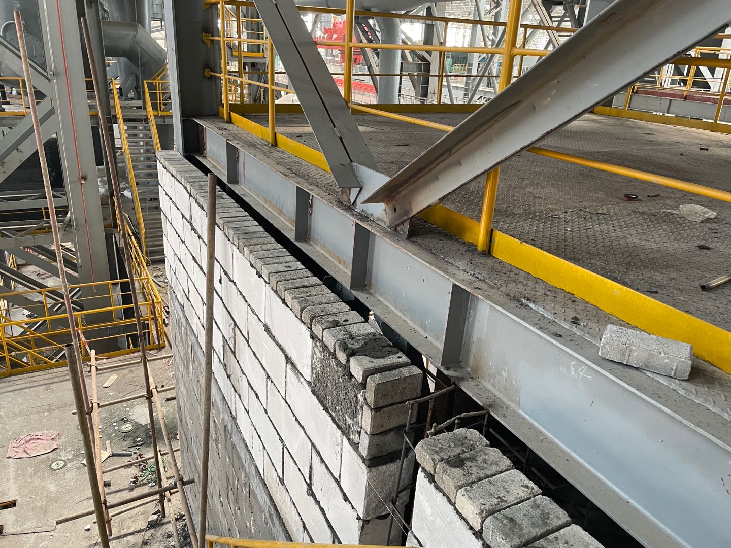 请问这个墙梁连接如图位置如何收口砌筑顶层