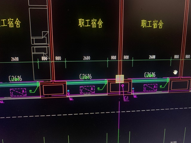 旁边