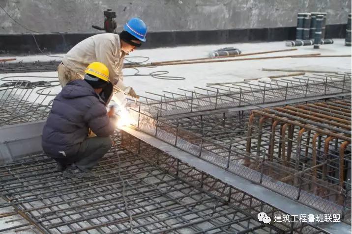 安裝③鋪貼鋼絲網②鋪貼鋼板網①地下室頂板後澆帶模板加固措施如下