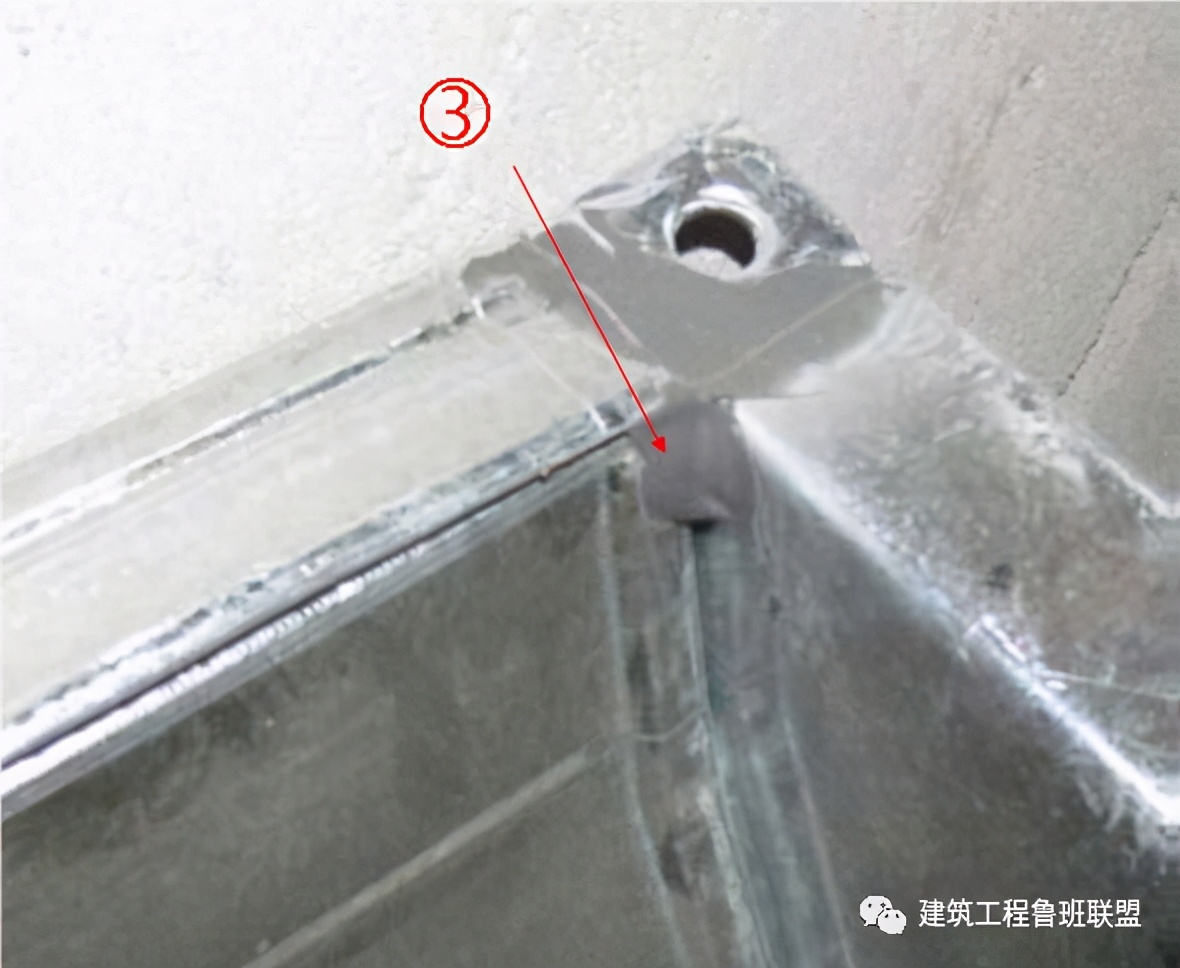 ② 风管法兰铁皮翻边量大于6mm,小于9mm;翻边紧贴法兰,平整,无翘起,风