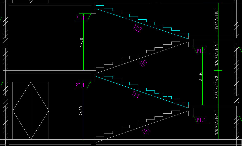 这个是四跑楼梯吗,投影面积要乘以2吗?