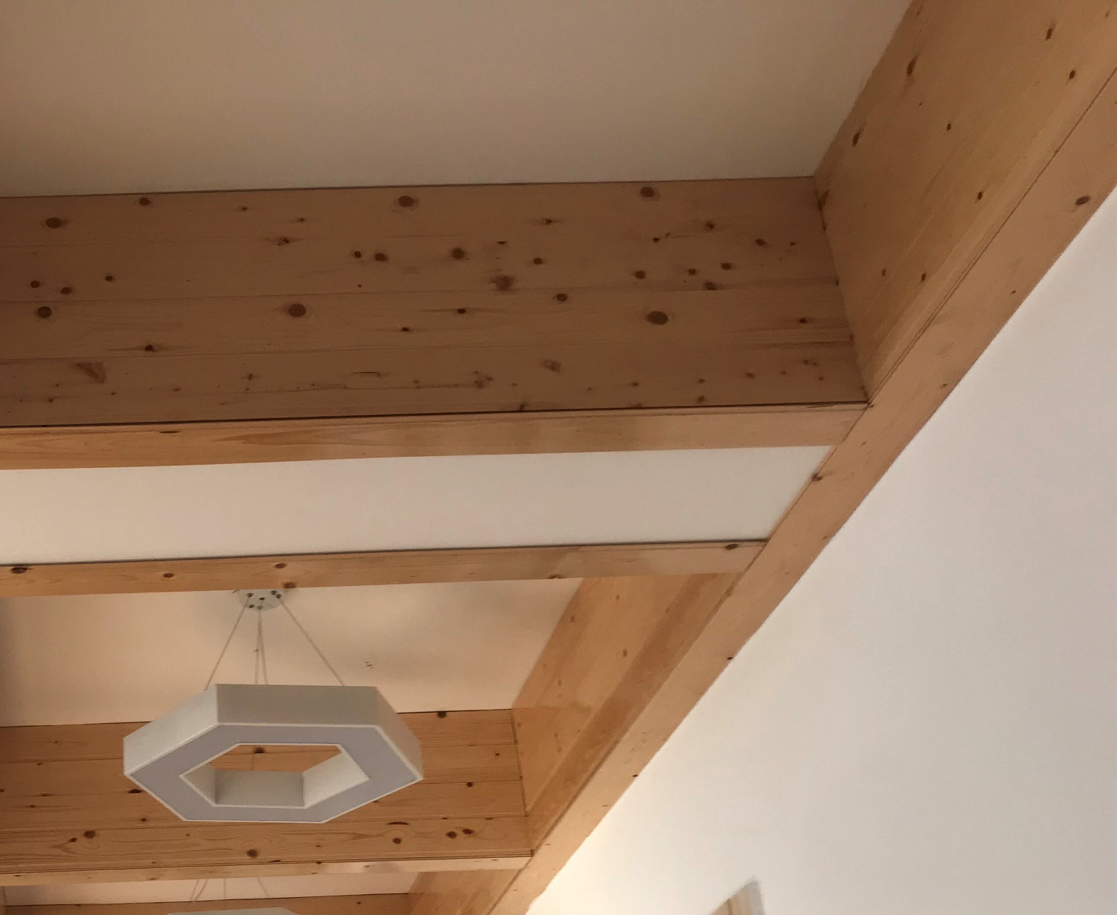 请问梁侧面实木板装饰套什么定额