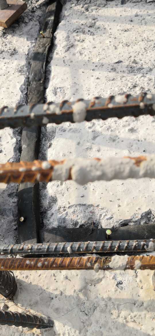 各位专家安装止水条为什么要剔一个凹槽呢直接放上面不行吗