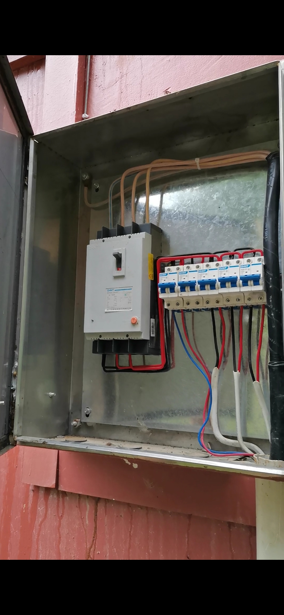 请问配电箱中是4条回路么