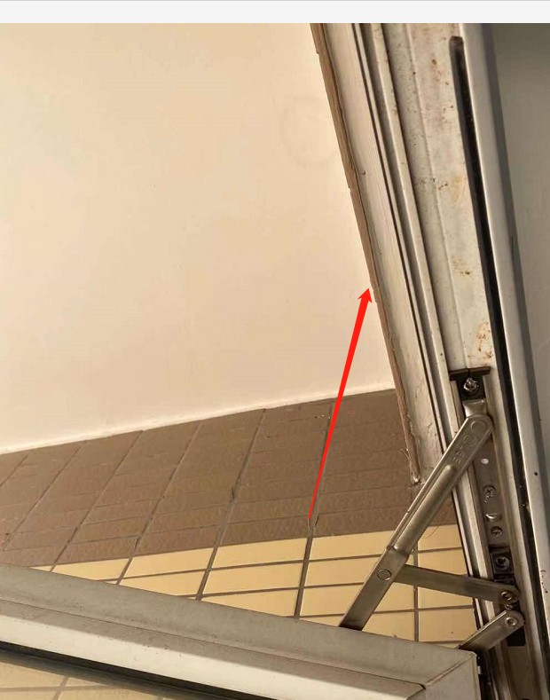 请问这个窗户是否做了滴水线?还是只是面砖贴下来了?