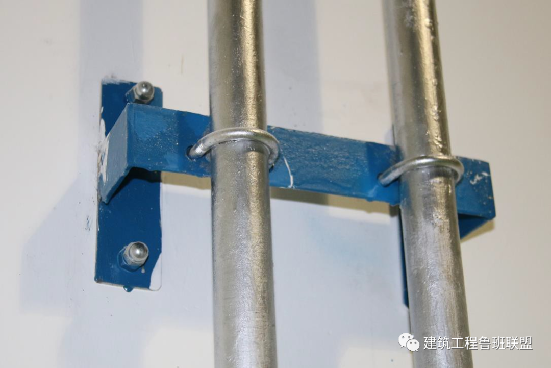 ▼ 管控措施支架在墙面上固定使用木楔.