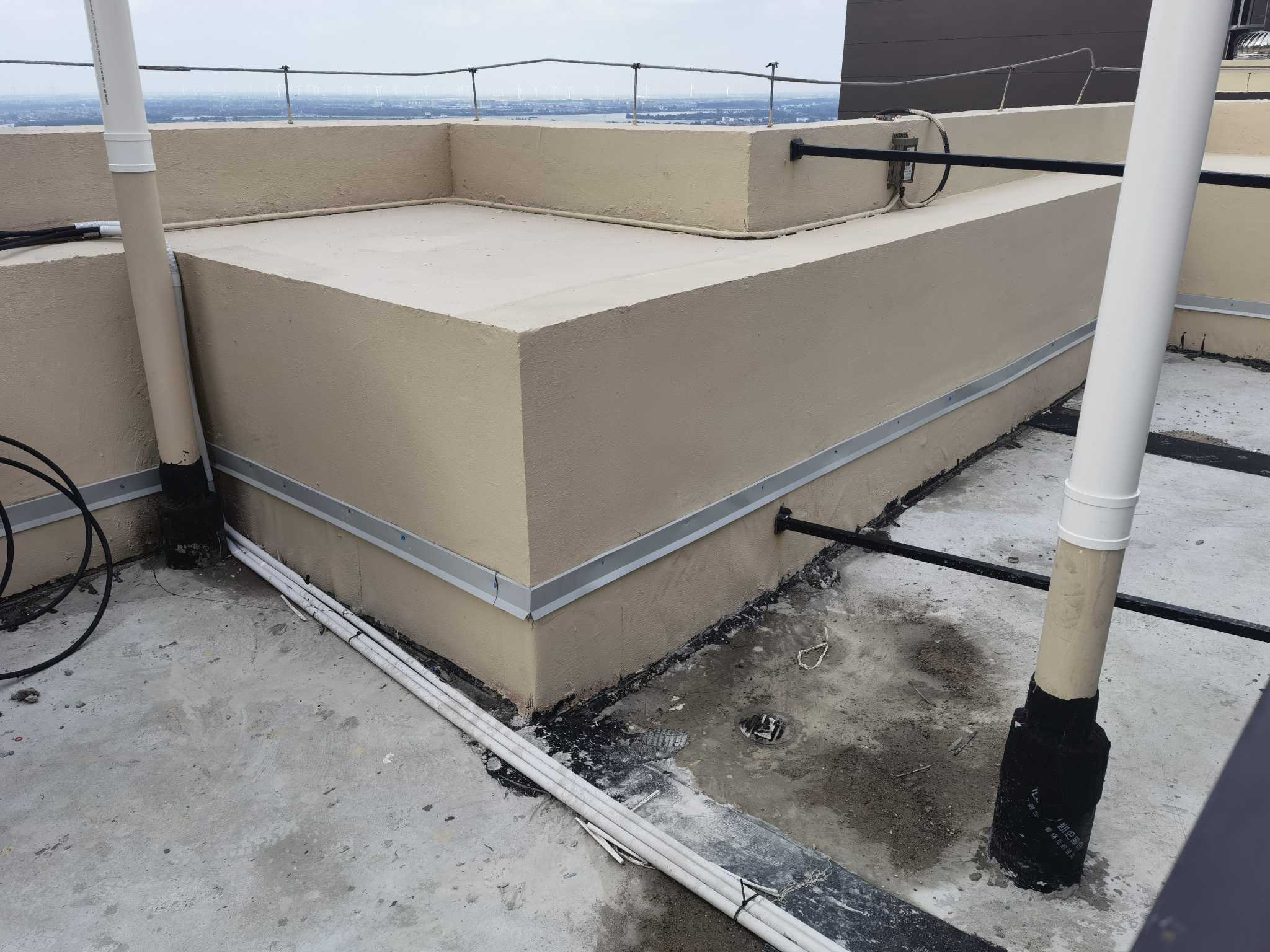 请问屋面上这个白色的盖板是什么-服务新干线答疑解惑