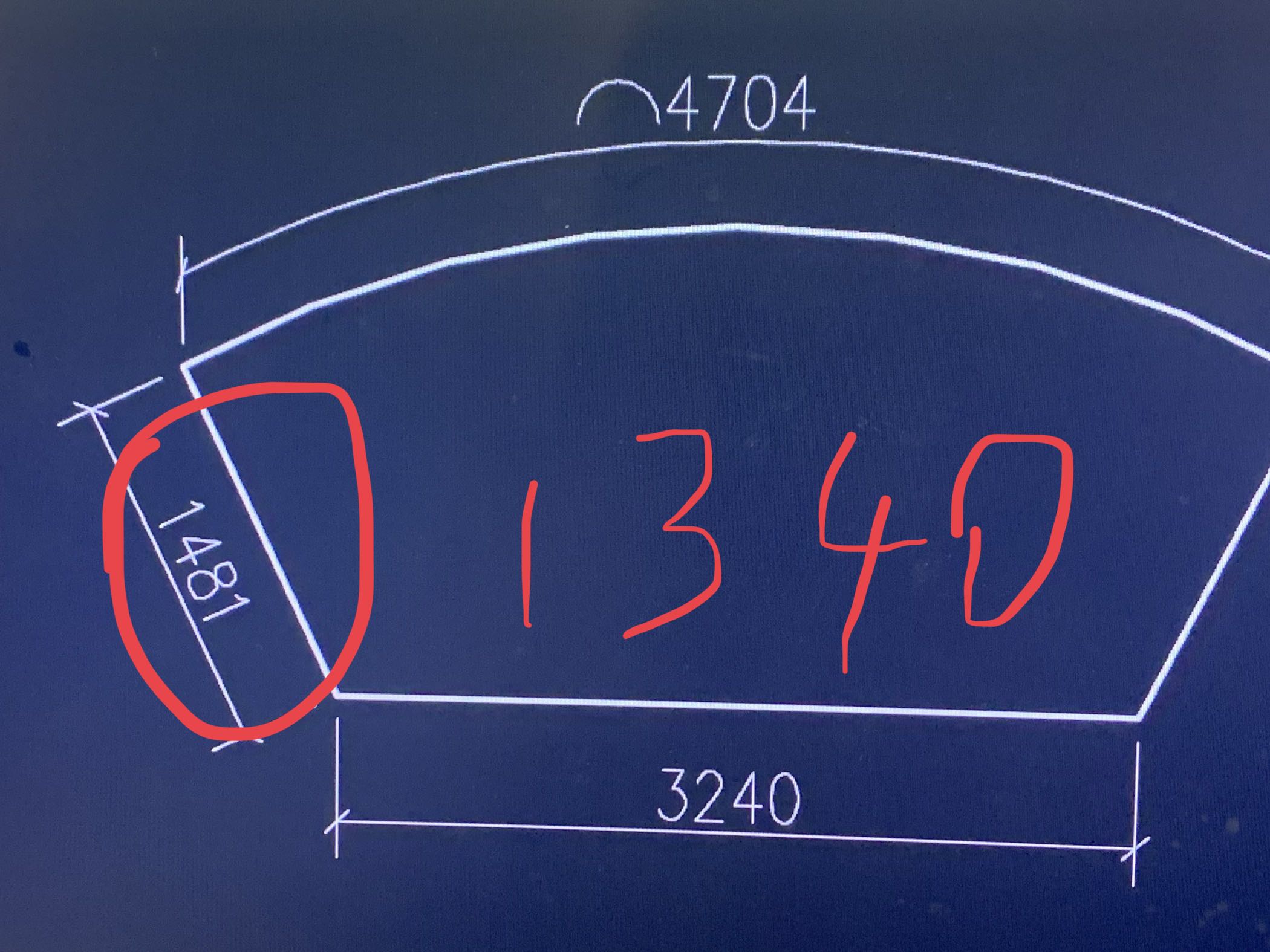 上面是一个圆弧这个面积能帮忙算一下吗最好告诉一下是用什么算的