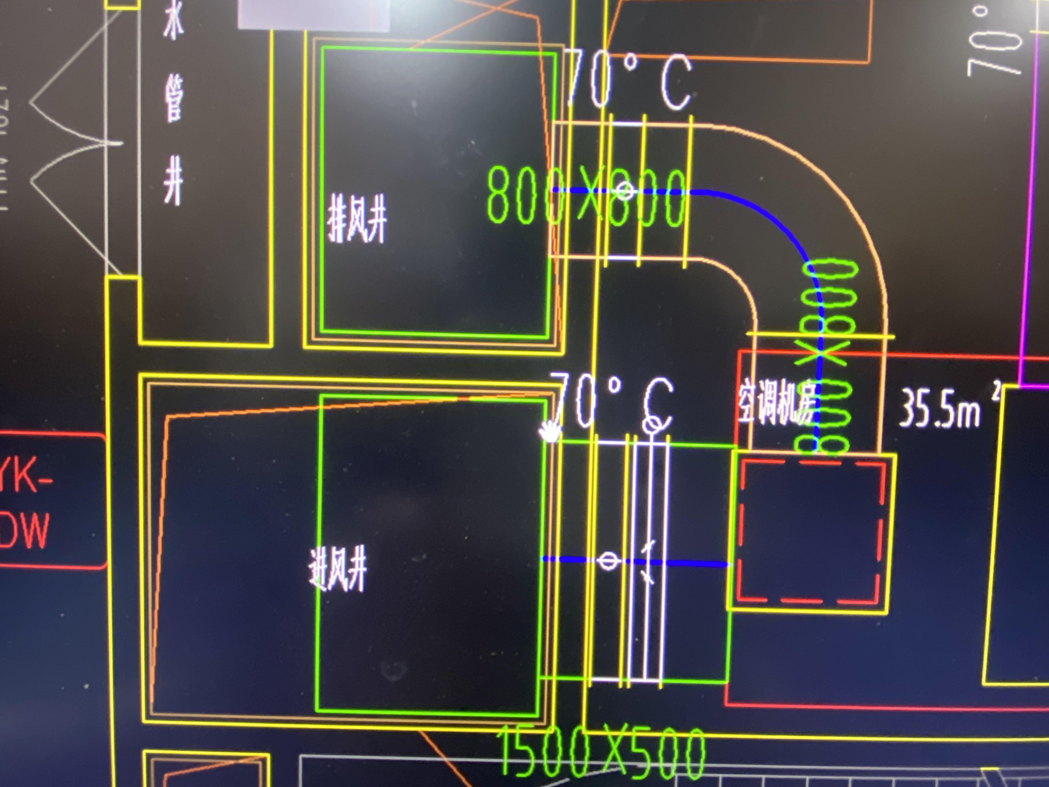 问 ,这两个风井里面有风管嘛?