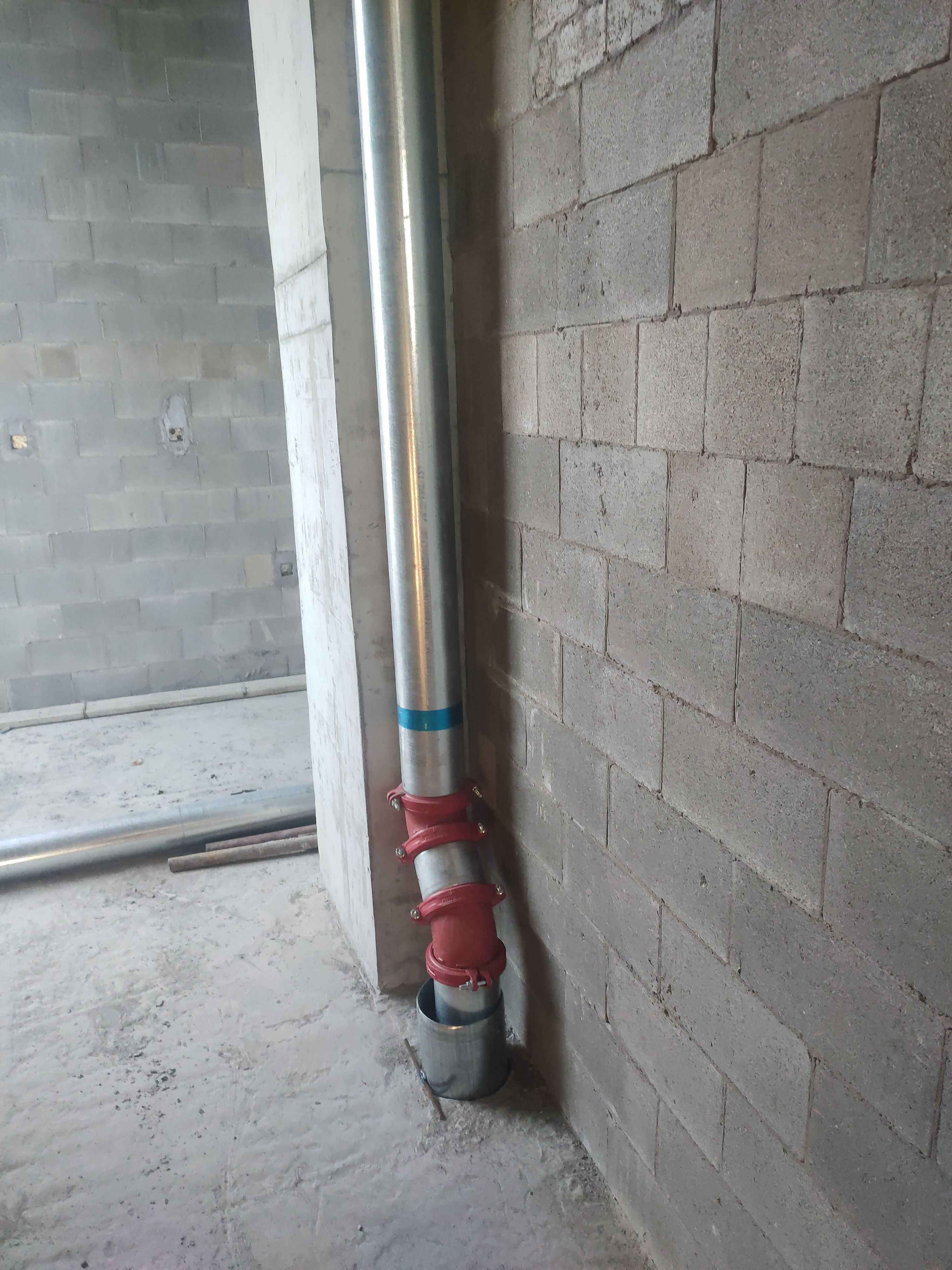 雨水管应该在哪里拐弯,系统图在上,实际在套管上就弯了.