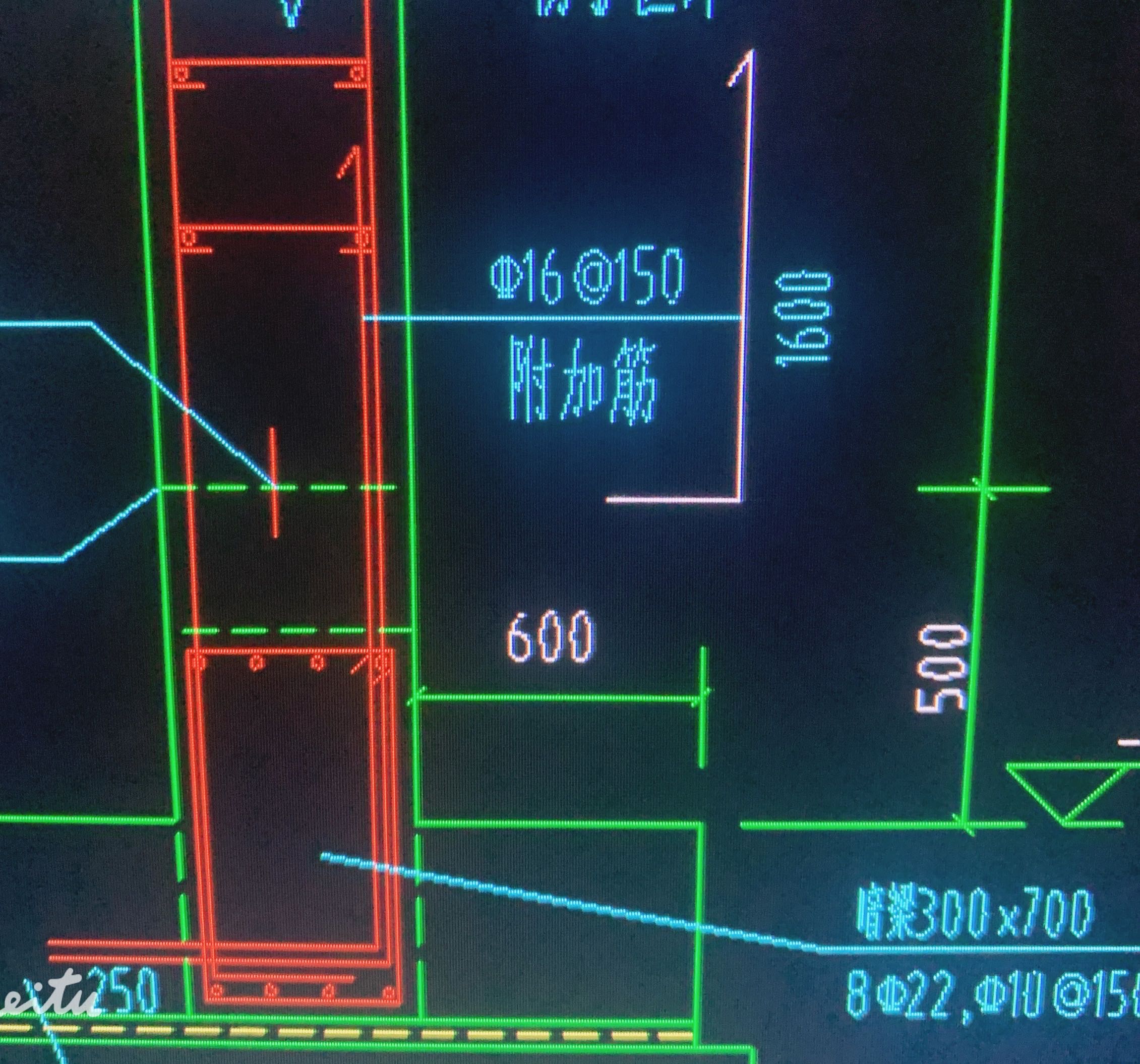 右侧加强筋对准边线图图片