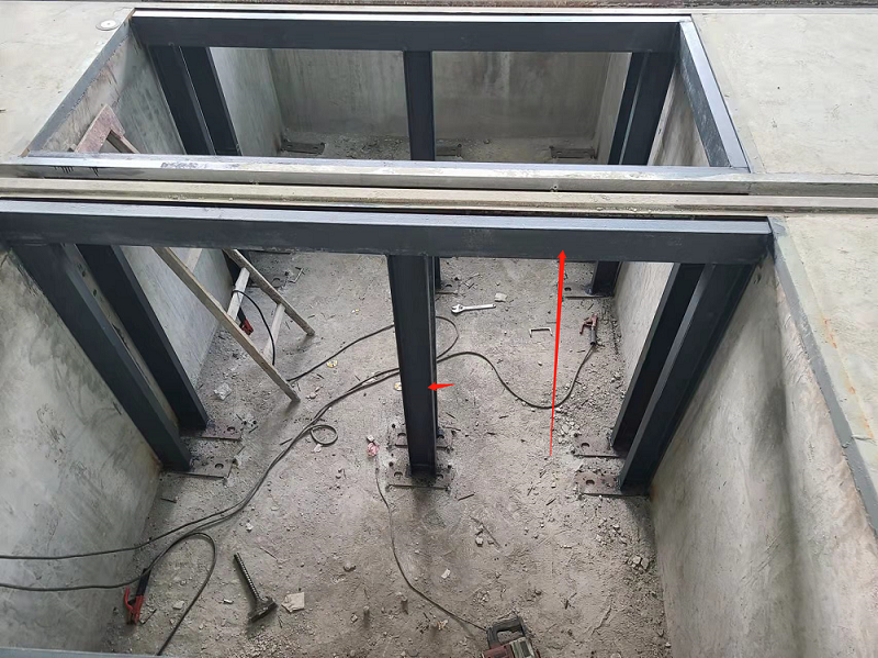 这个设备基础上要装走道板,这些槽钢作为龙骨和立柱应该怎么套?