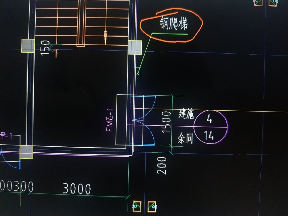 根据出屋面台阶详图,台阶是画在楼梯外面还是里面啊,怎么画