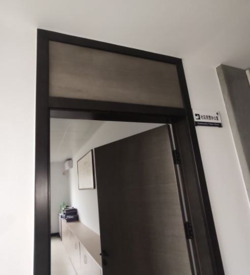 这种门头板和贴脸用的是什么材质,有没有能看出来?