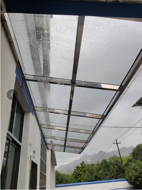 大家好问一下做这种不锈钢玻璃雨棚大概一平方多少钱施工方报价