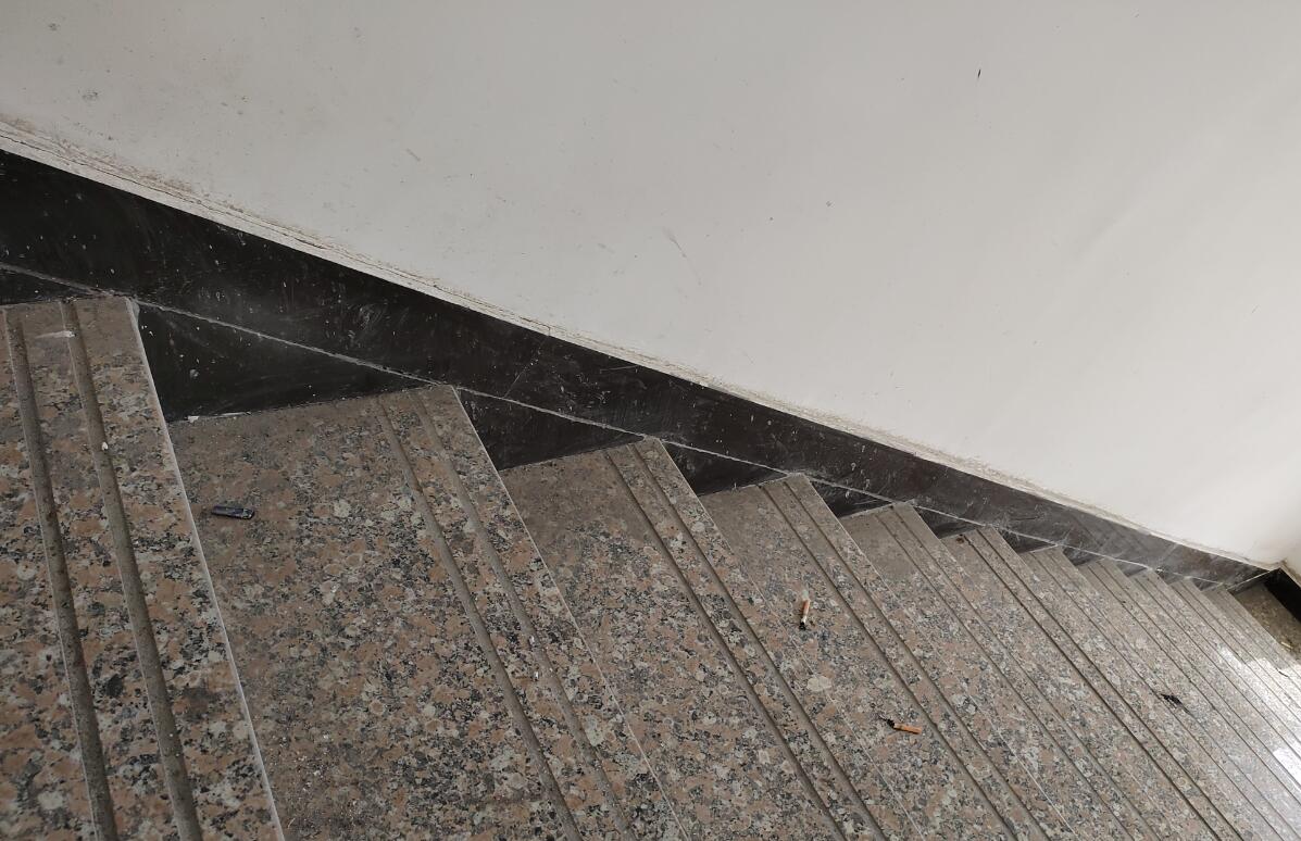 请教各位前辈,谁能帮我画出楼梯踢脚线的高度是指从哪到哪,谢谢啦