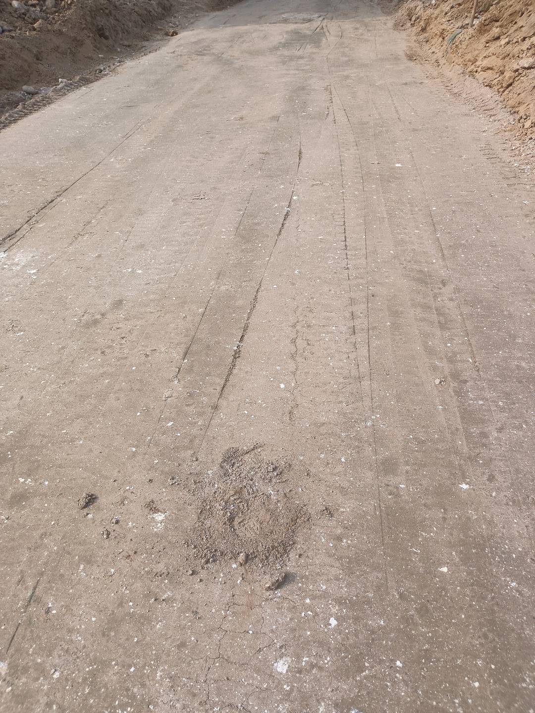 道路灰土出现横向裂缝，是什么原因？能否验收计量？-服务新干线答疑解惑