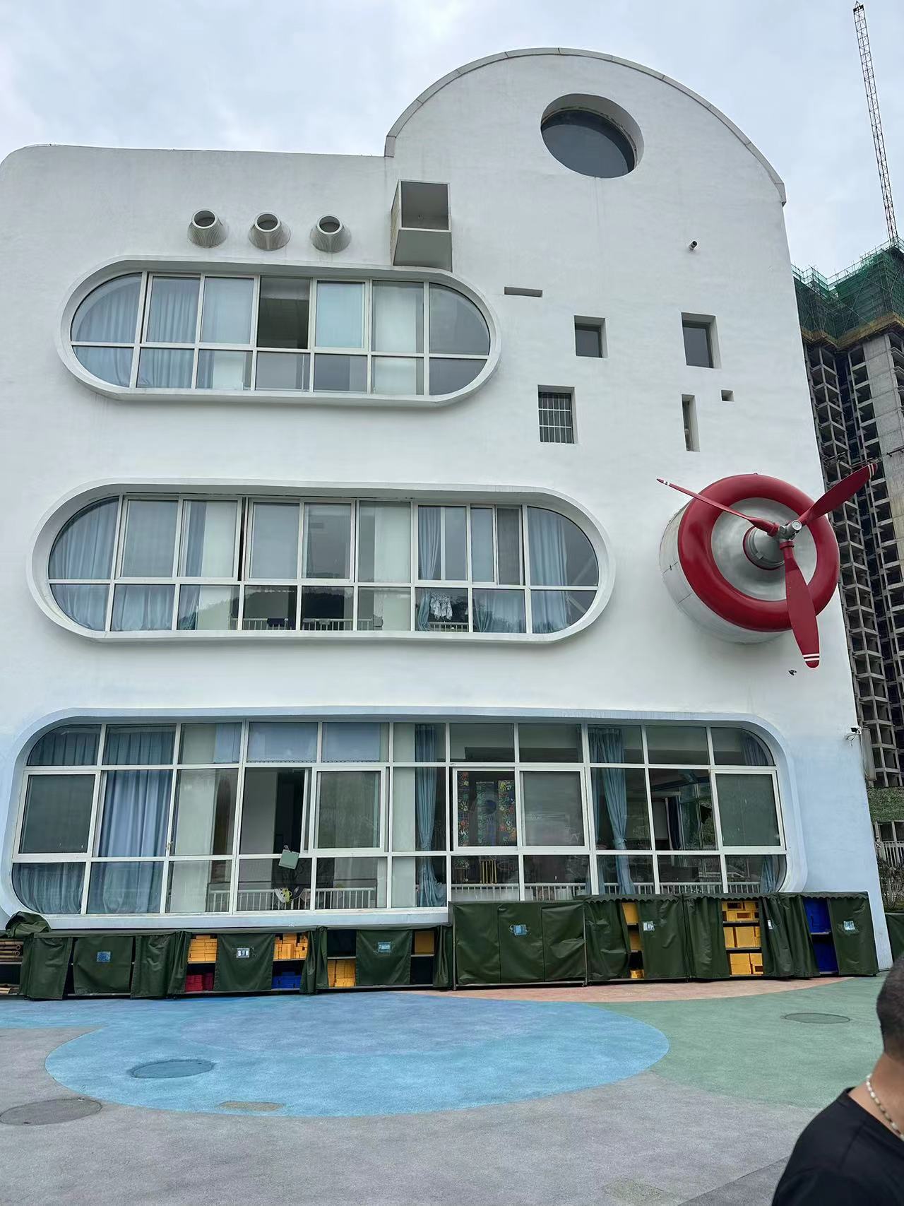 凸出