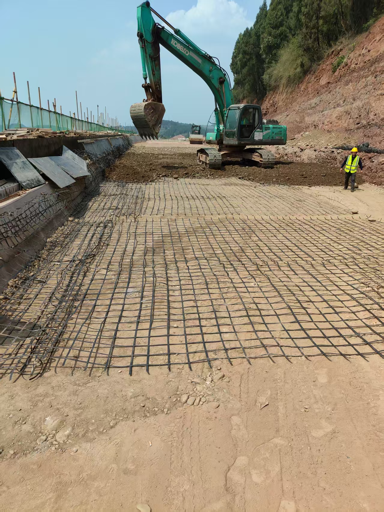 公路工程,路基土工格栅翻上挡土墙的部分计不计量,有什么依据 ,参照的