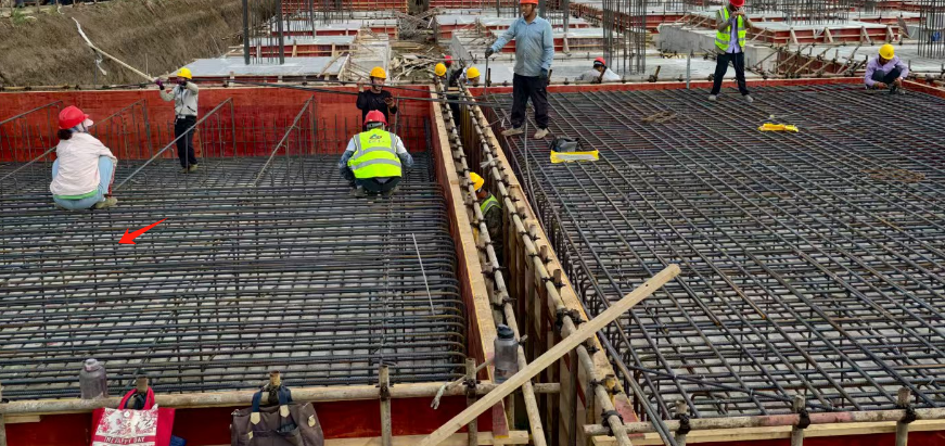 答疑：请问这是啥做法，箭头下面的竖向支撑钢筋是什么？