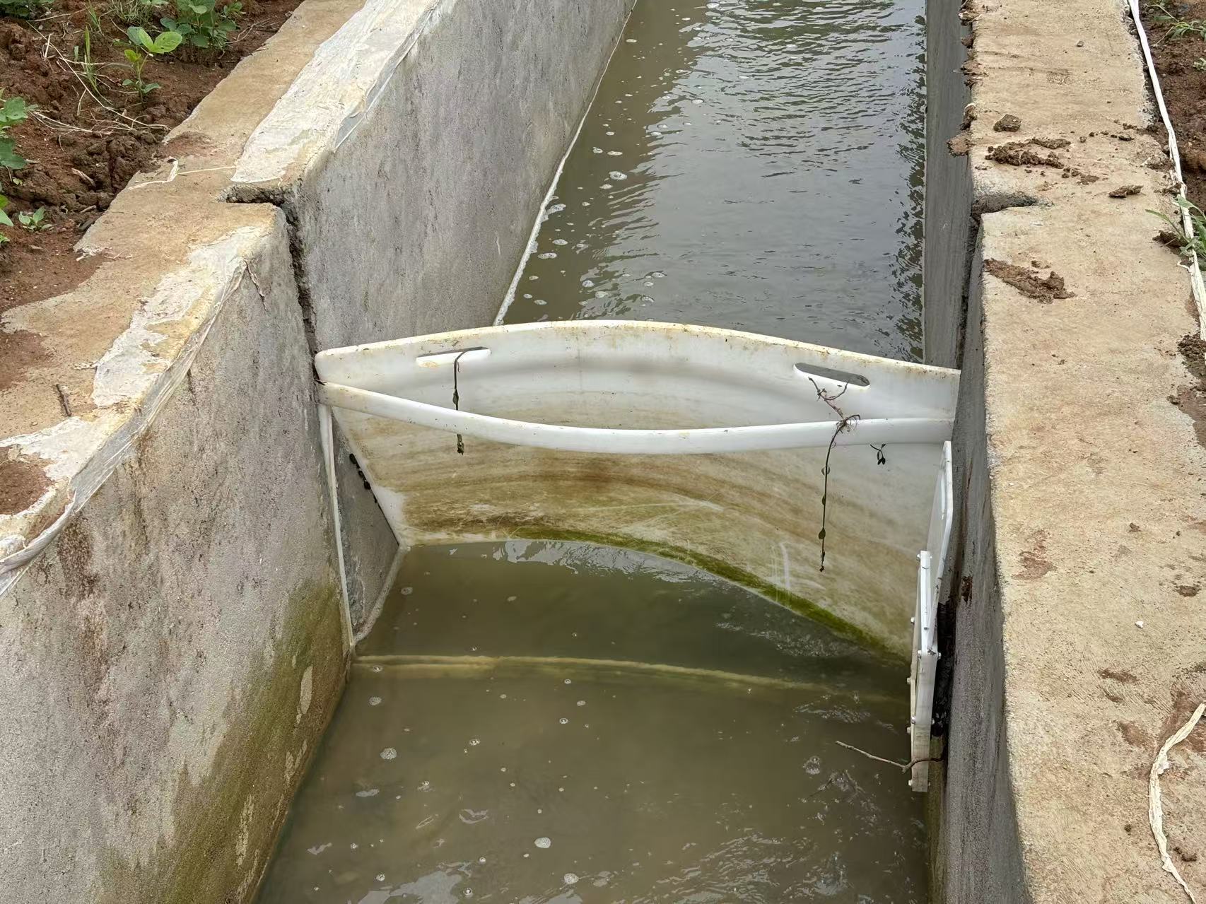 答疑：请问像这种塑料拦水板套什么定额合适？