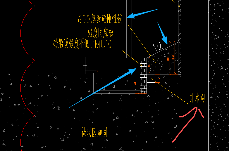 答疑：基坑支护，这地方已经被素砼和砖胎膜围死了怎么还有个排水沟在这里画错了？