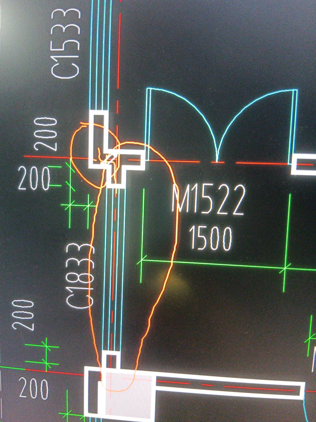 答疑：内墙净长线L内，按上面那堵墙合适下面那堵墙来算