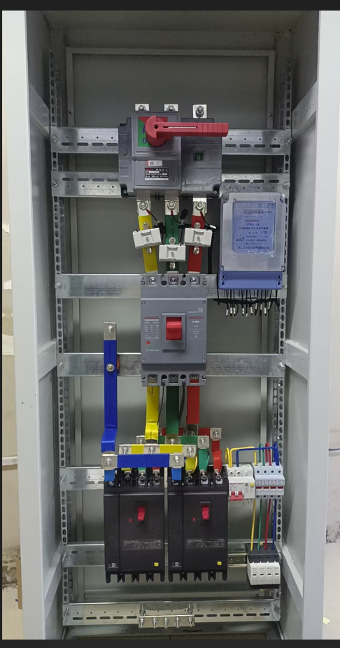 答疑：配电柜元器件，有大佬帮忙指一下里面这都是什么配件吗？