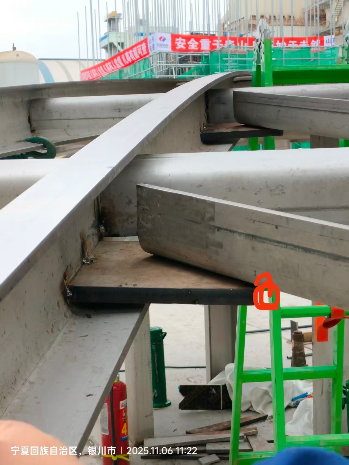 答疑：像这种加强结构，角铁下边和钢板连接的位置不焊的话行不行？