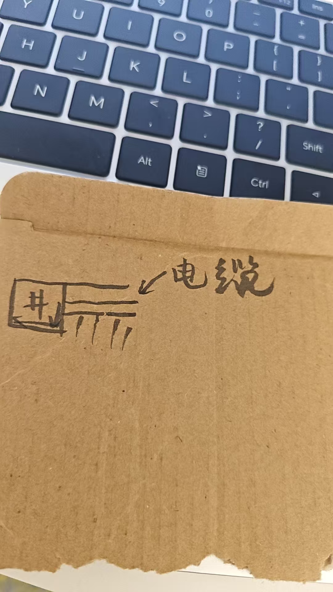 答疑：电缆埋地敷设，会经过手孔井，那电缆是直接穿过手孔井，还是先走到井底，在穿手孔井