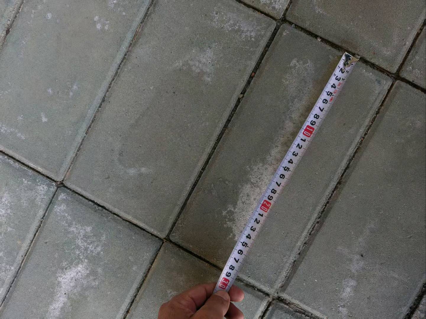 答疑：挖好土后给图片这种砖做基层，我该有哪些步骤？这是停车场的砖