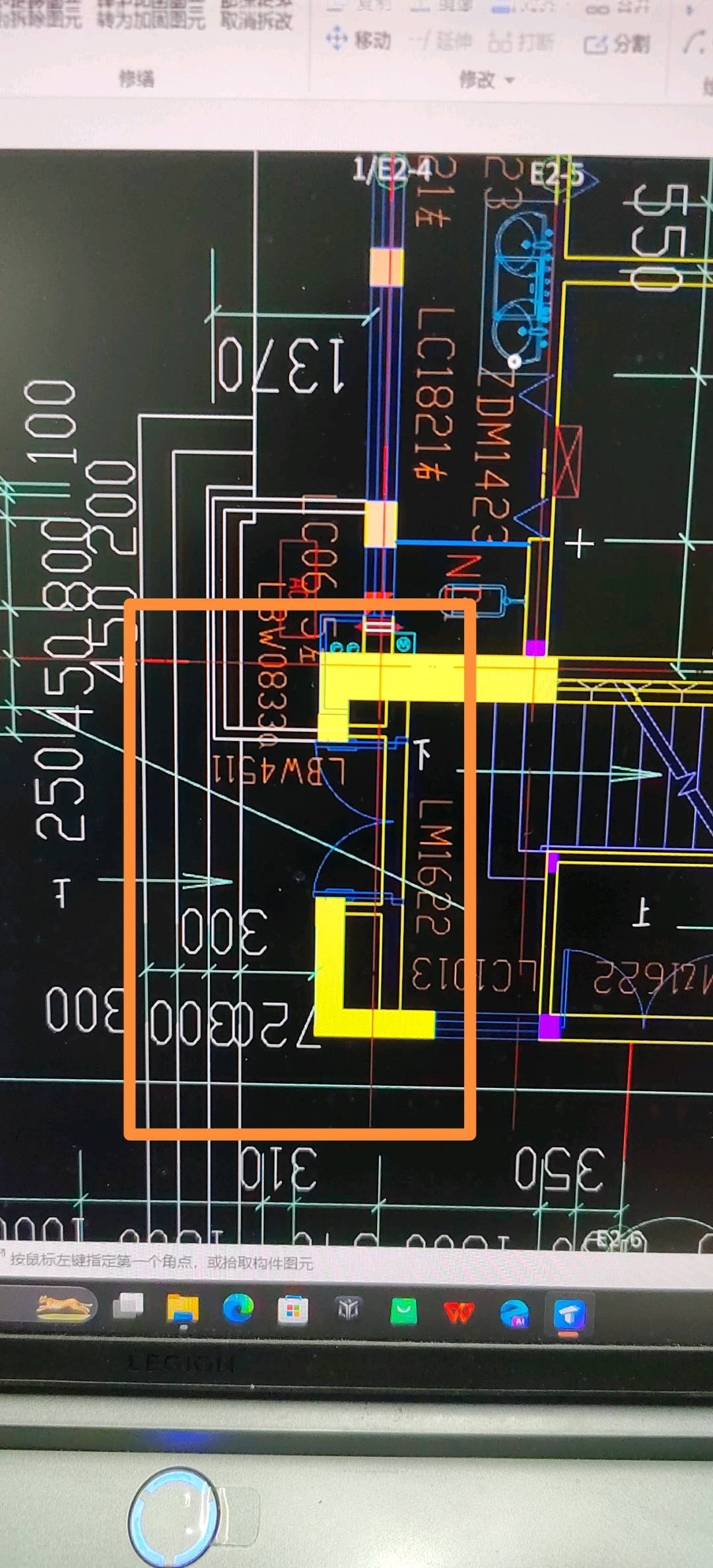 答疑：老师：这个门建筑面积怎么算？算到左侧墙外侧？