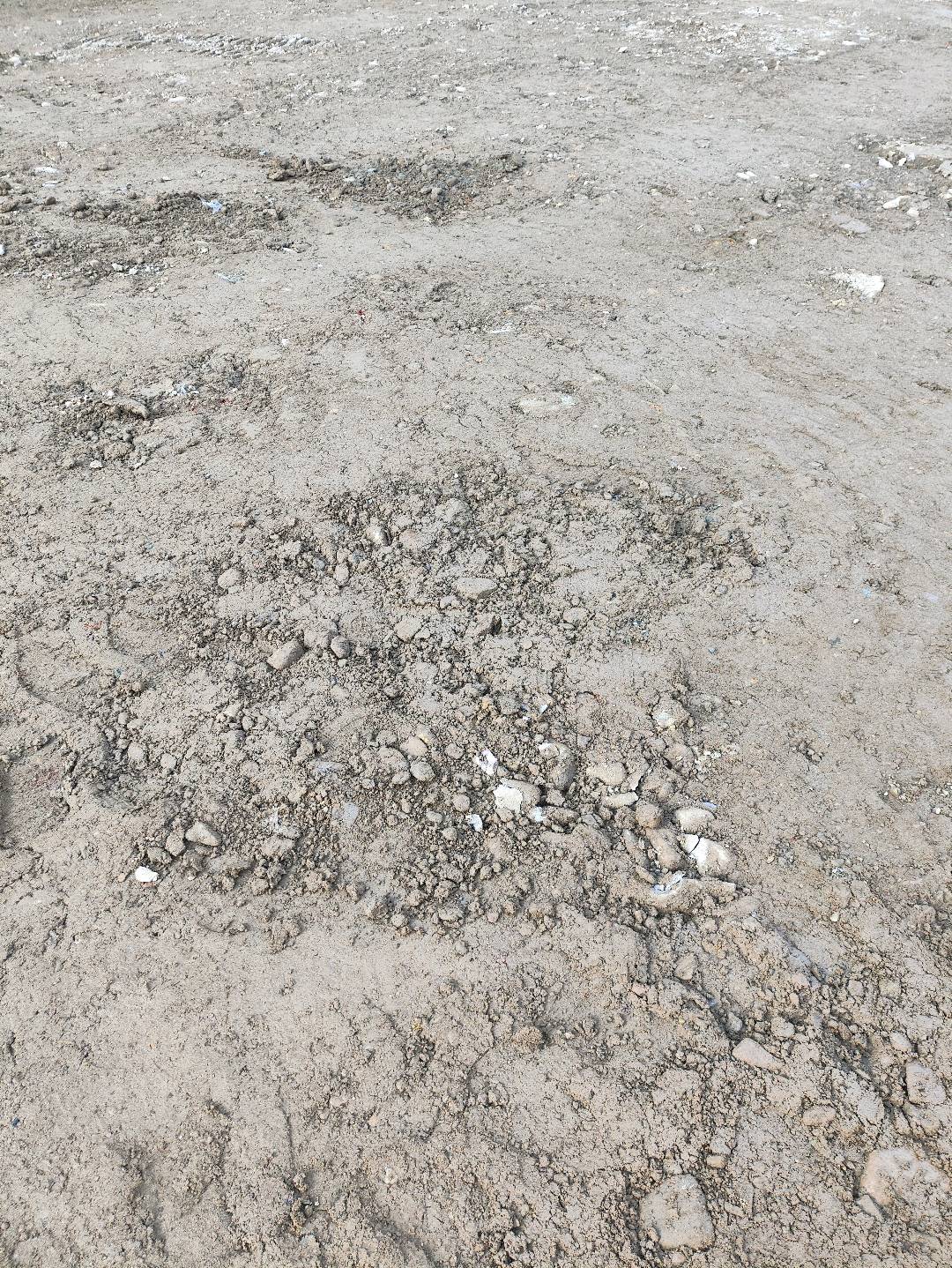 答疑：下图是水泥稳定碎石砂基层吗，按照现场来看碎石的比例不是很多啊，定额中又是碎石最多