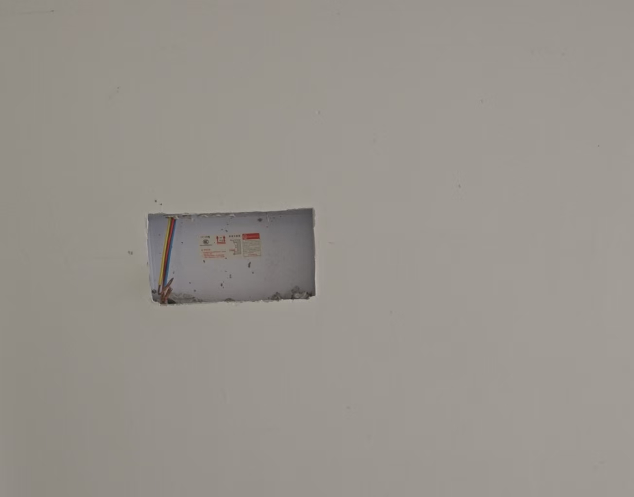 答疑：审进度款时，强电户内配电箱只有个壳子，如图所示，这种情况能给吗？