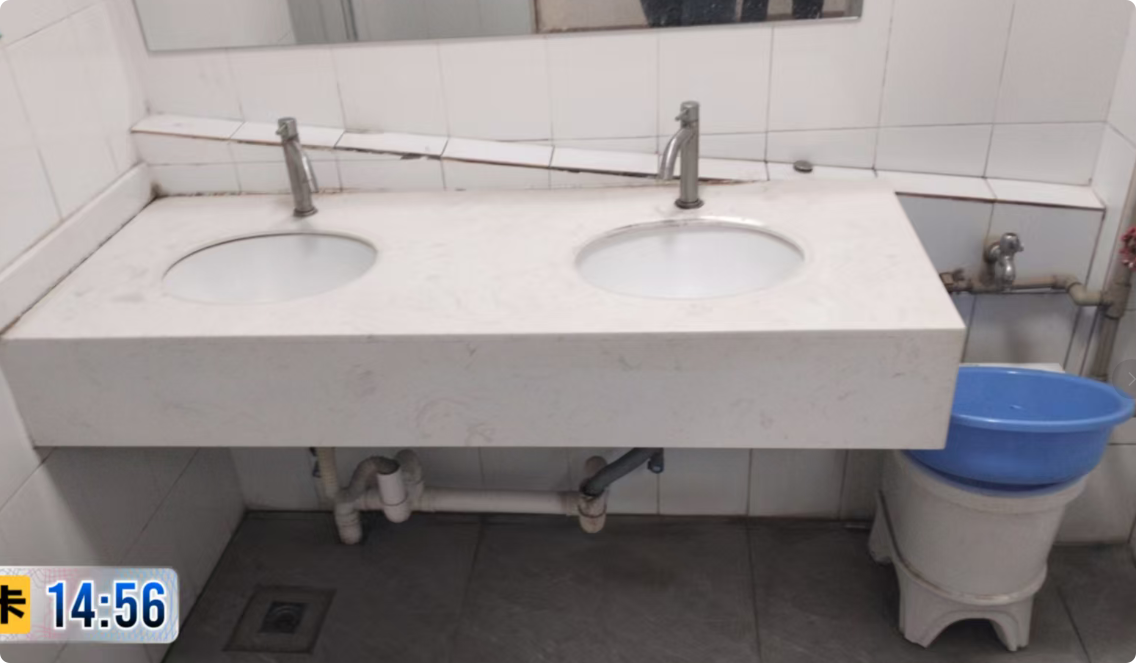 答疑：各位前辈，图中现场洗手盆是按一个还是两个来计取呢？这种的洗手盆是什么类型的洗手盆