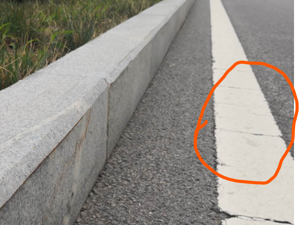 答疑：这个路边的标线就是区分车道和路缘带的吗，有特点的名字吗